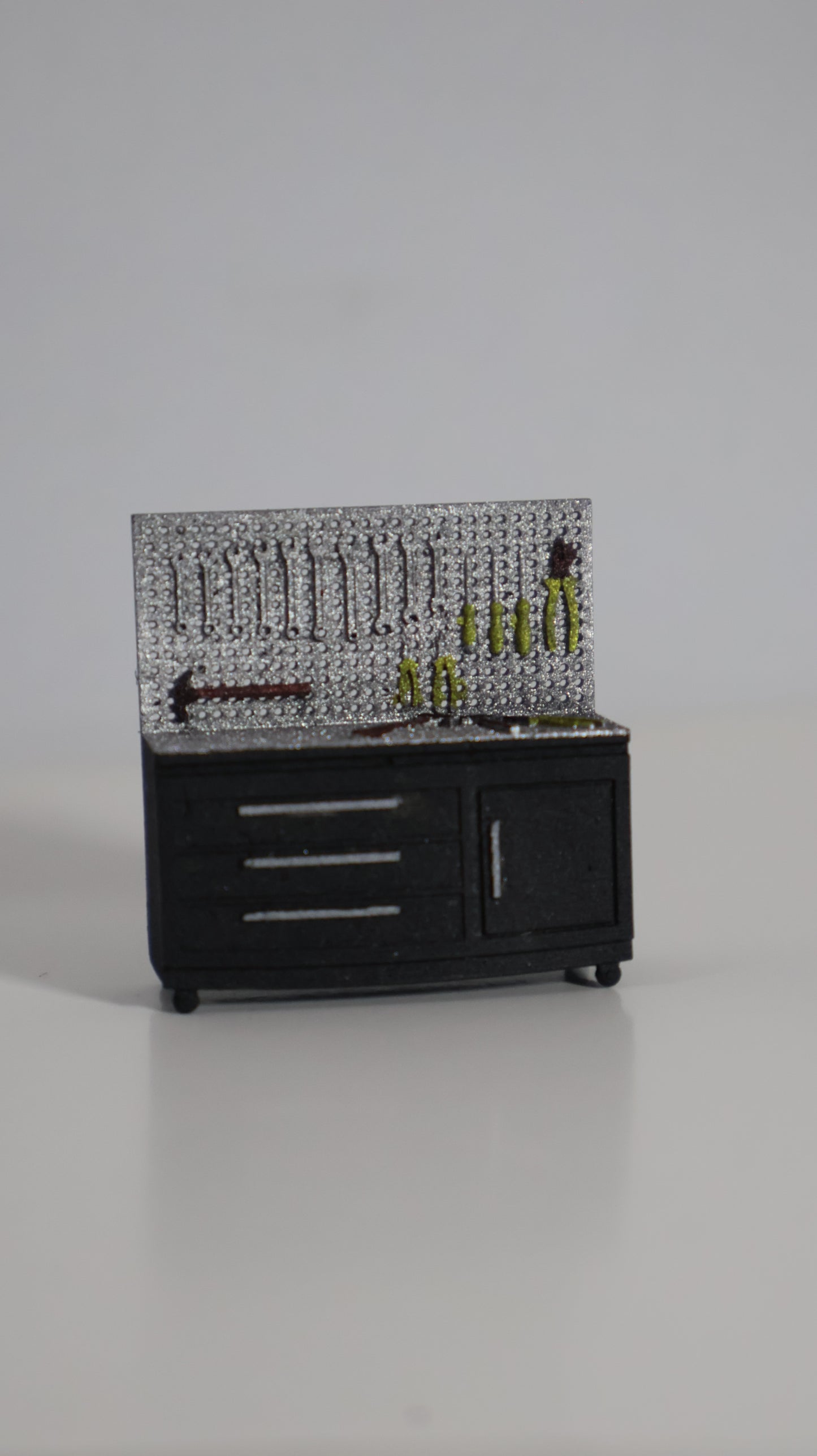 Mesa de trabajo con herramientas verdes miniatura 1:64 diorama garage