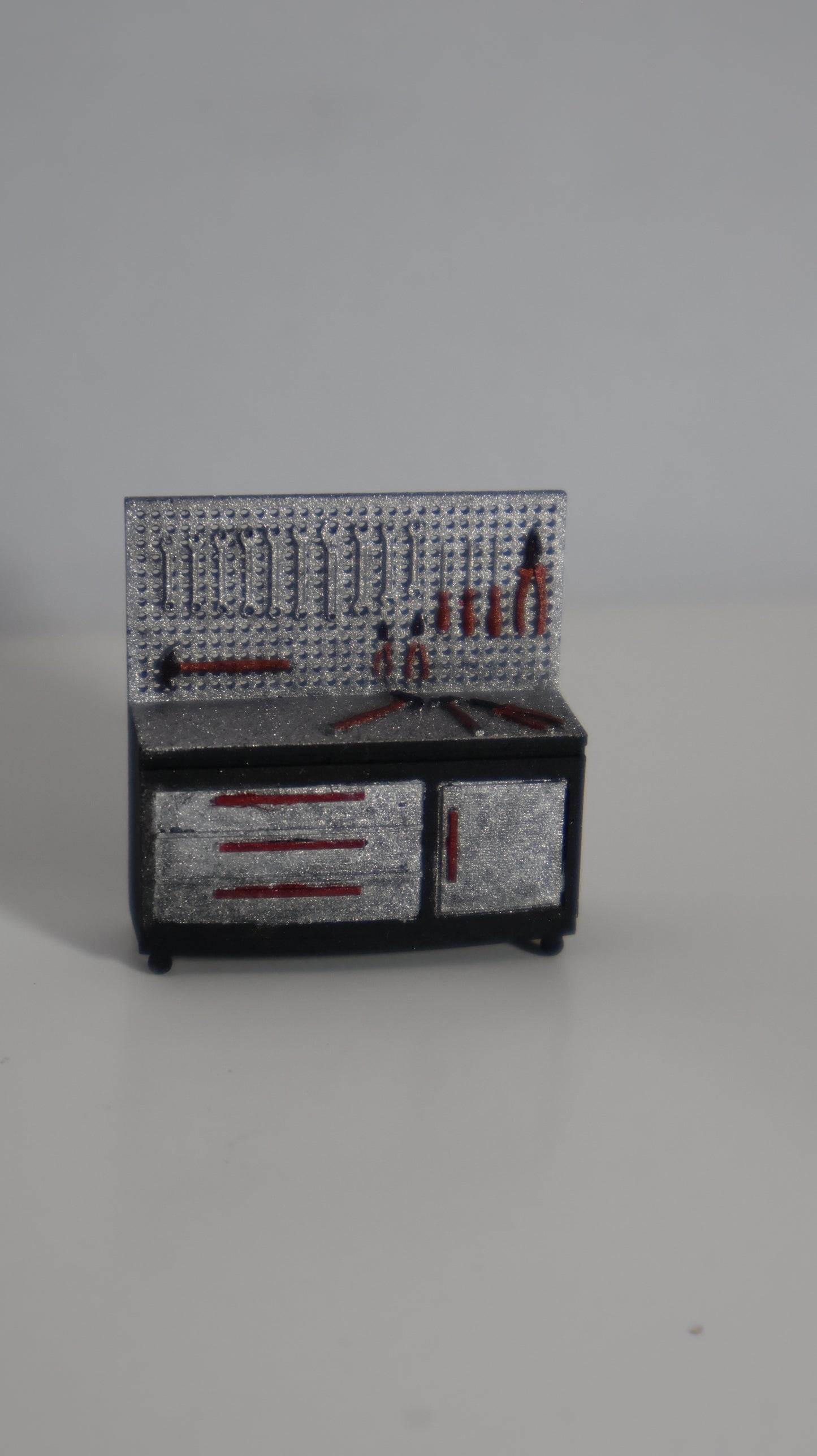 Mesa de trabajo con herramientas rojas miniatura 1:64 diorama garage