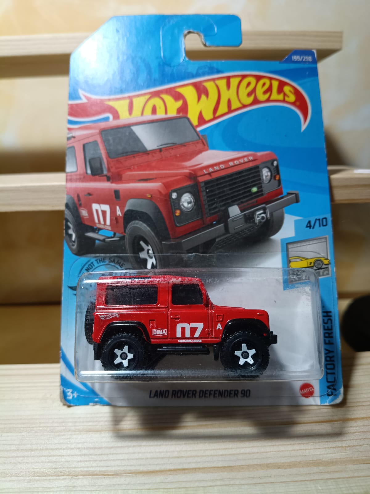 Land Rover Defender 90 Hot Wheels Factory Fresh 4/10 rojo DIMA 07