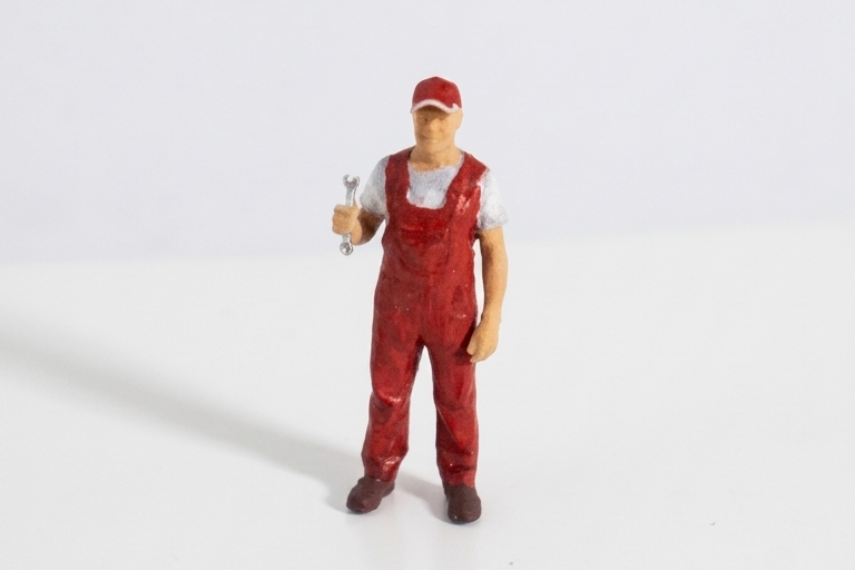 Figura mecánico miniatura 1:64 overol rojo con llave