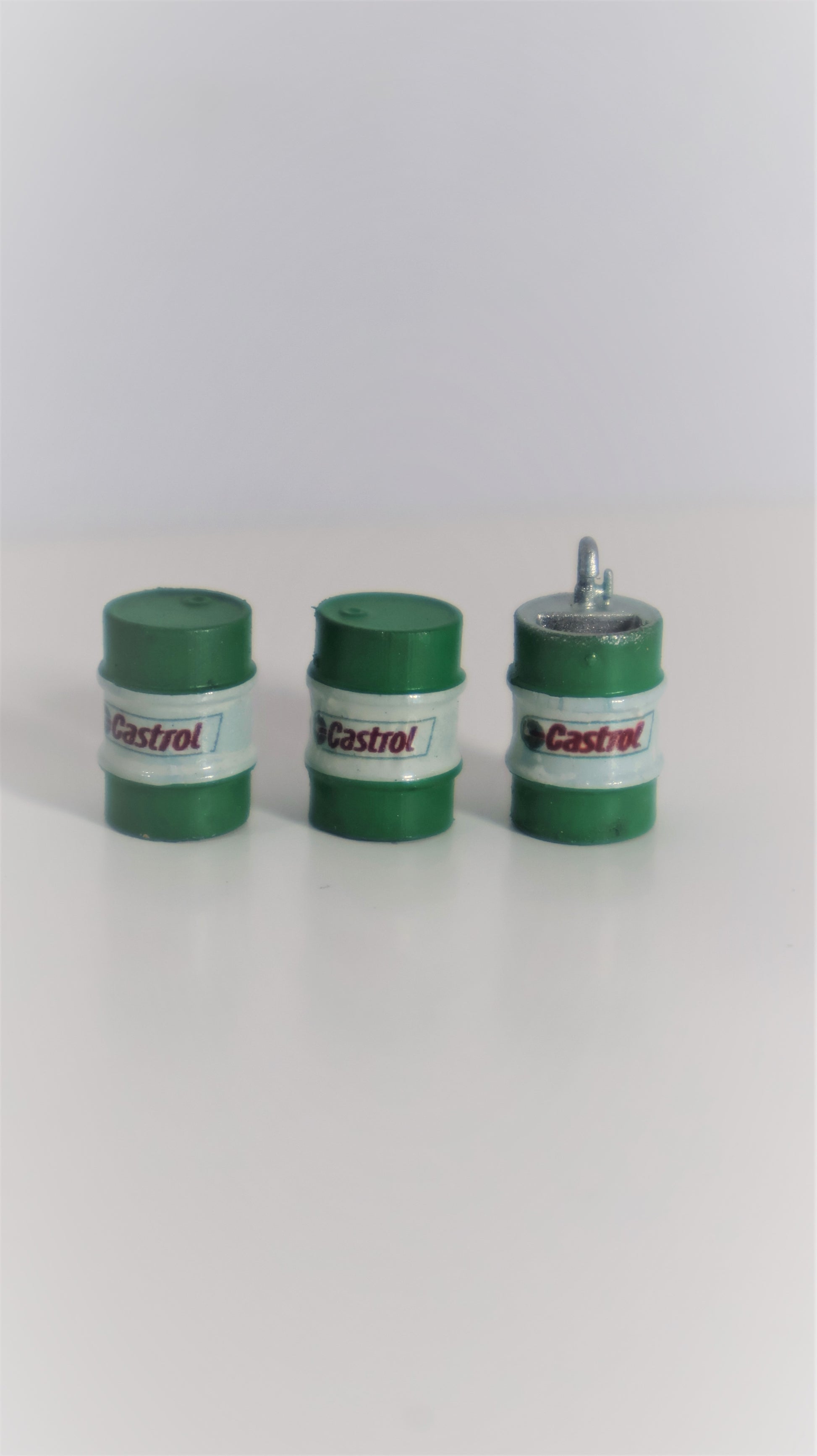 Set de 3 barriles Castrol en miniatura escala 1:64 verde con logo oficial