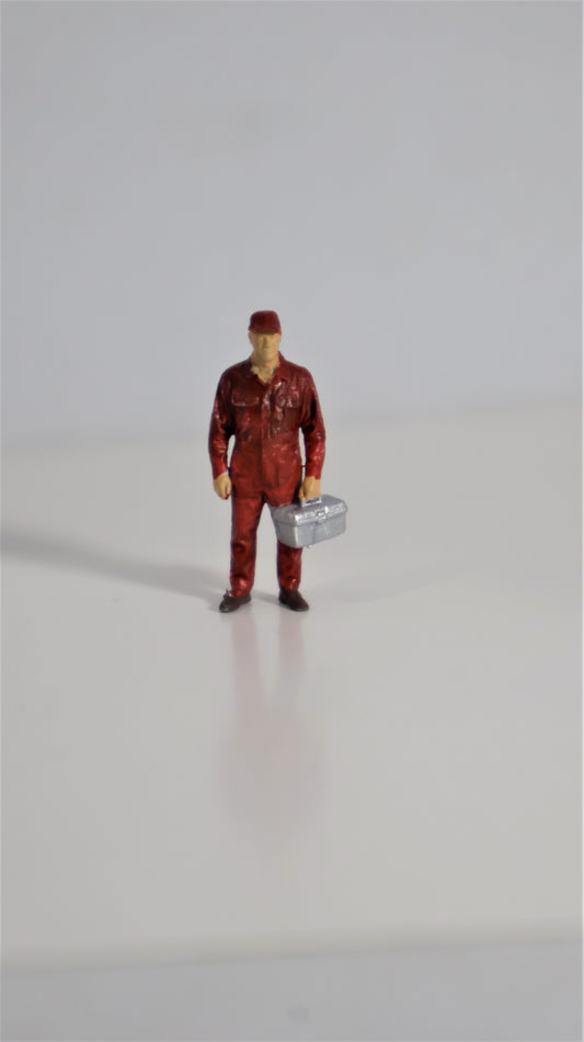 Figura mecánico miniatura 1:64 overol rojo oscuro con maletín de herramientas plateado