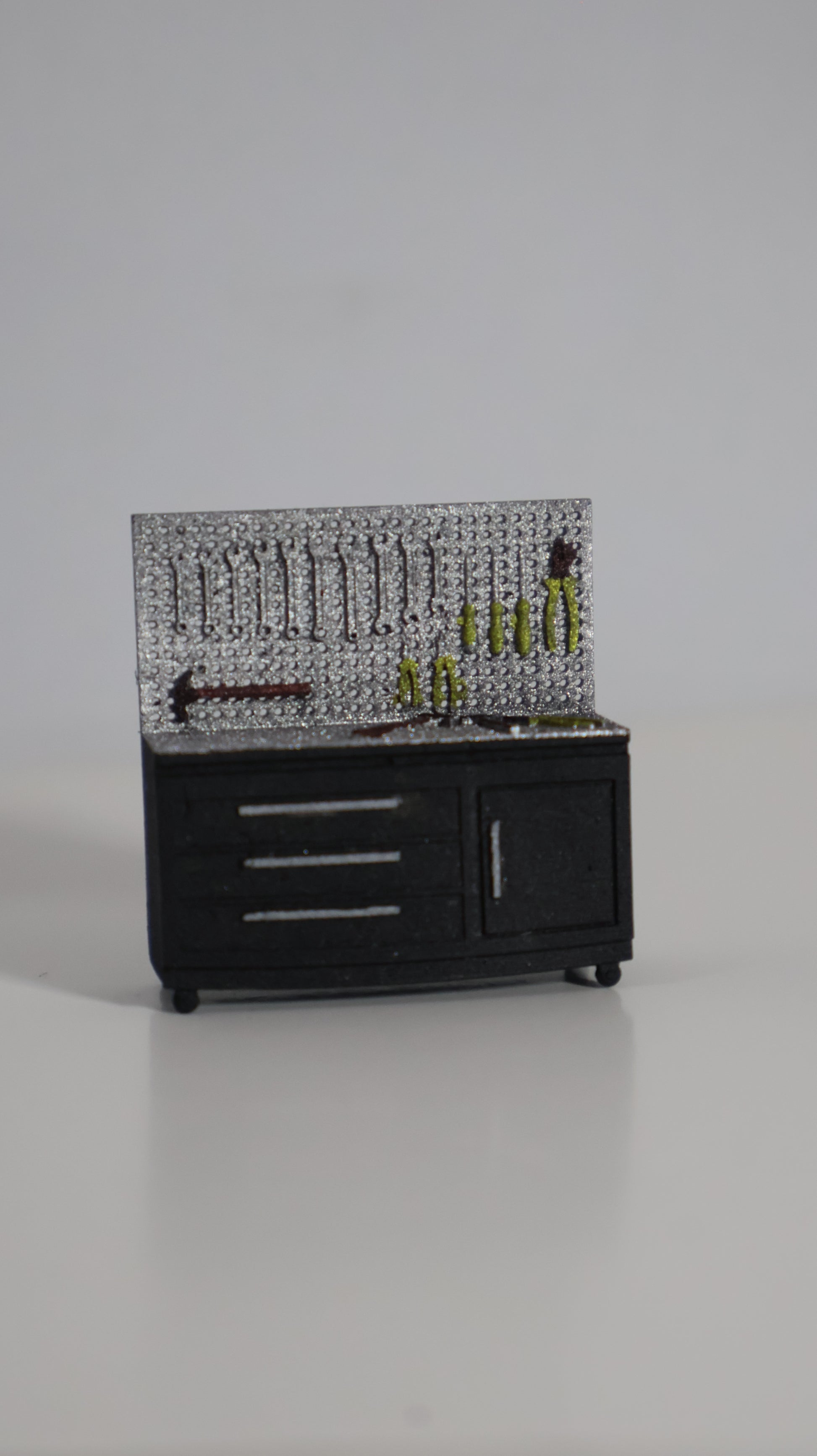 Mesa de trabajo con herramientas verdes miniatura 1:64 diorama garage