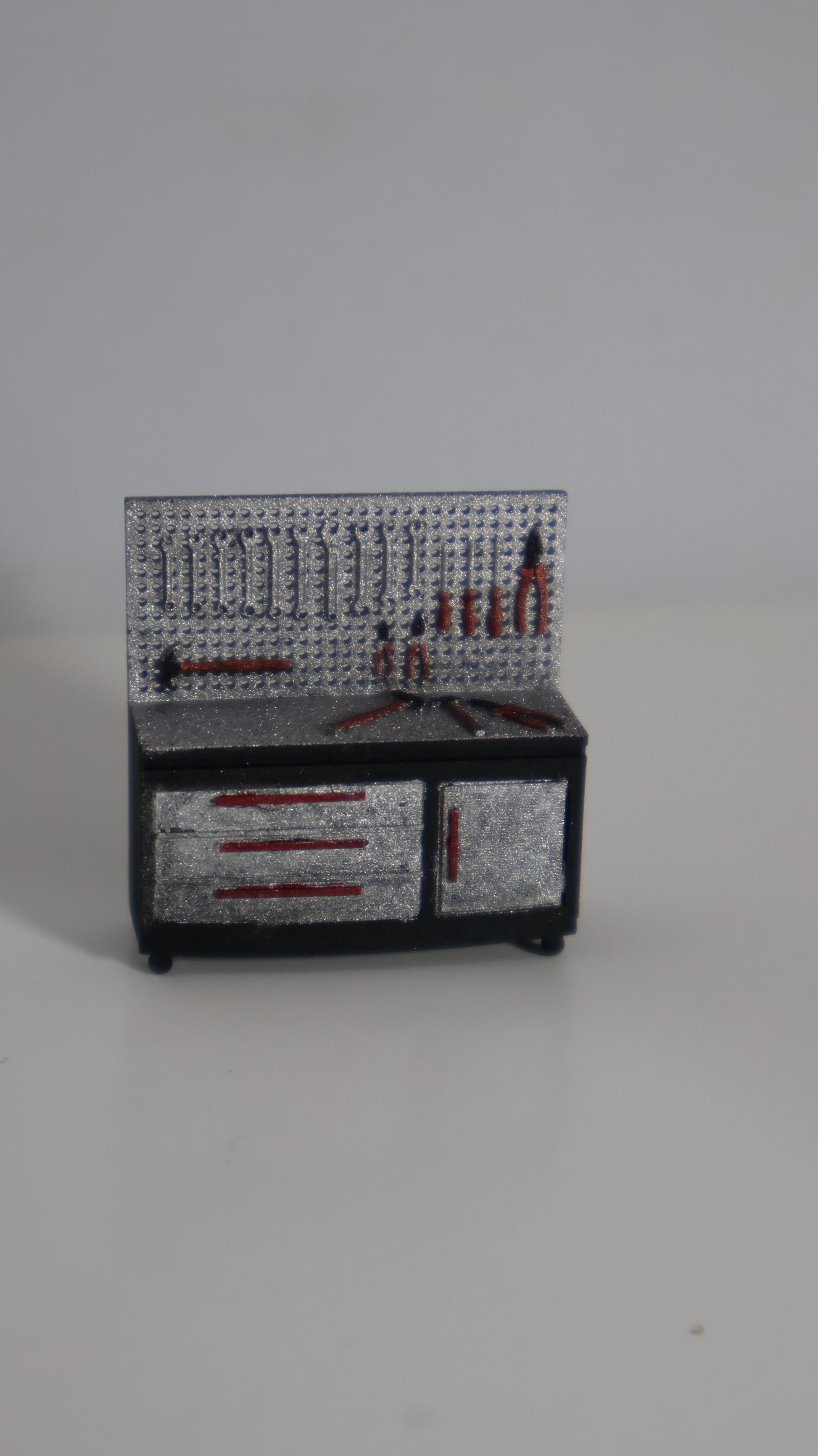 Mesa de trabajo con herramientas rojas miniatura 1:64 diorama garage