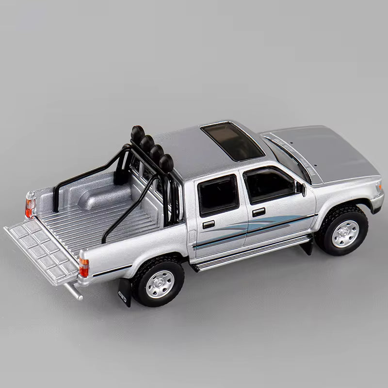 Toyota Hilux 4WD Die-Cast 1:64 – Plata (MASDI)