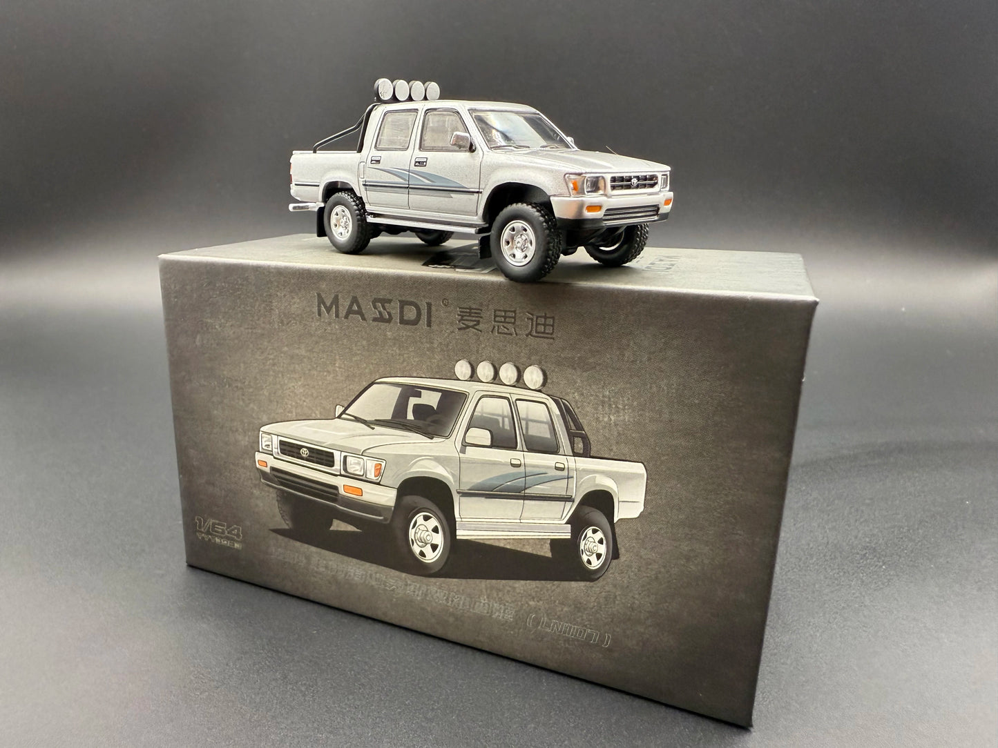 Toyota Hilux 4WD Die-Cast 1:64 – Plata (MASDI)