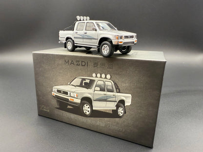 Toyota Hilux 4WD Die-Cast 1:64 – Plata (MASDI)