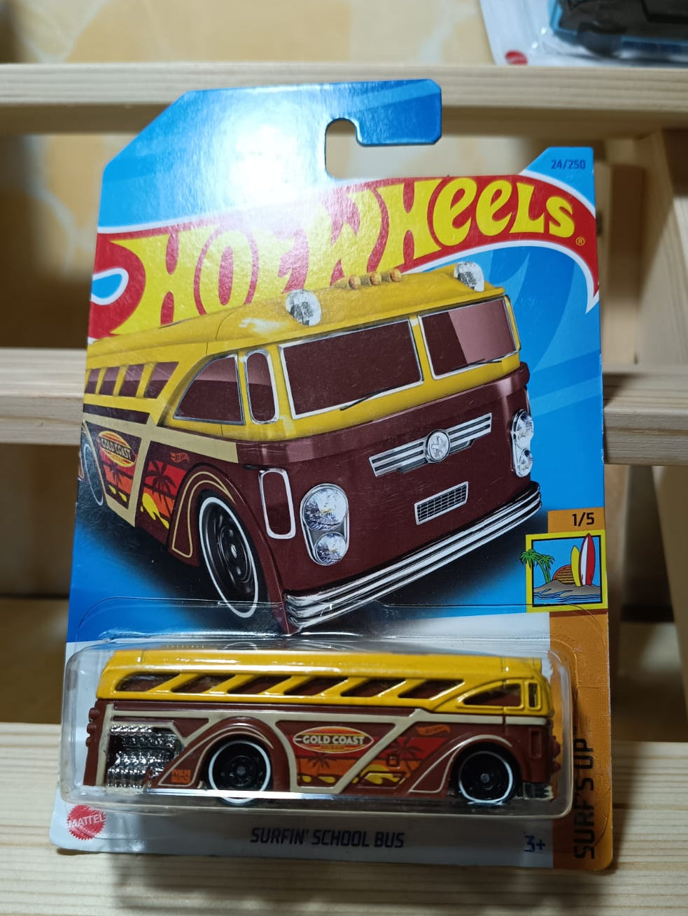 Hot Wheels Surfin' School Bus Gold Coast - Surf's Up