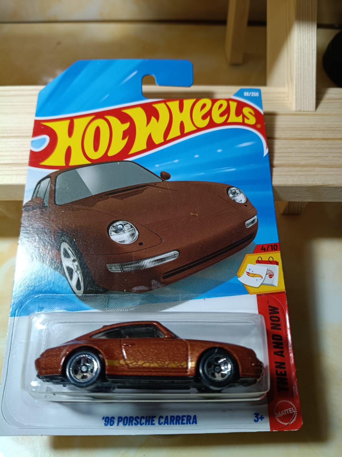 Hot Wheels '96 Porsche Carrera marrón metálico - Then and Now 4/10