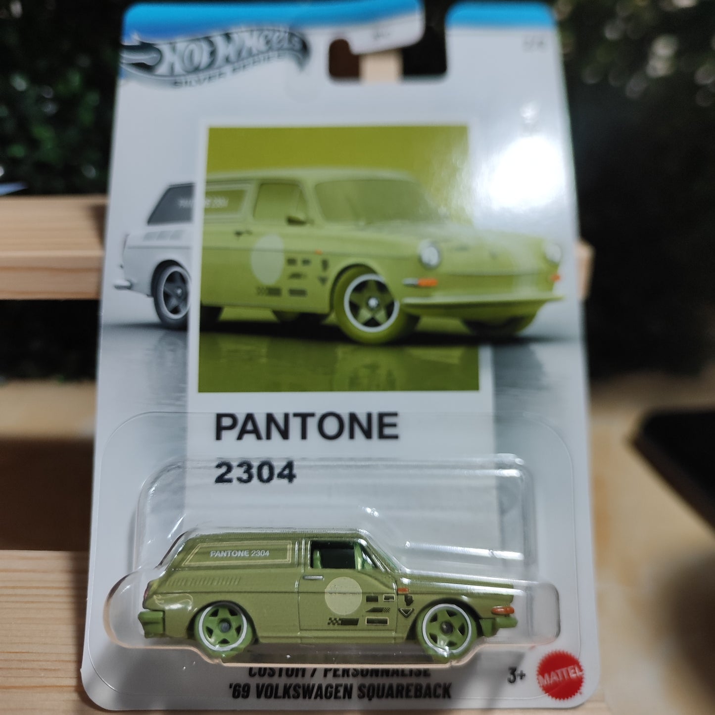 '69 Volkswagen Squareback Pantone 2304 - Hot Wheels Silver Series