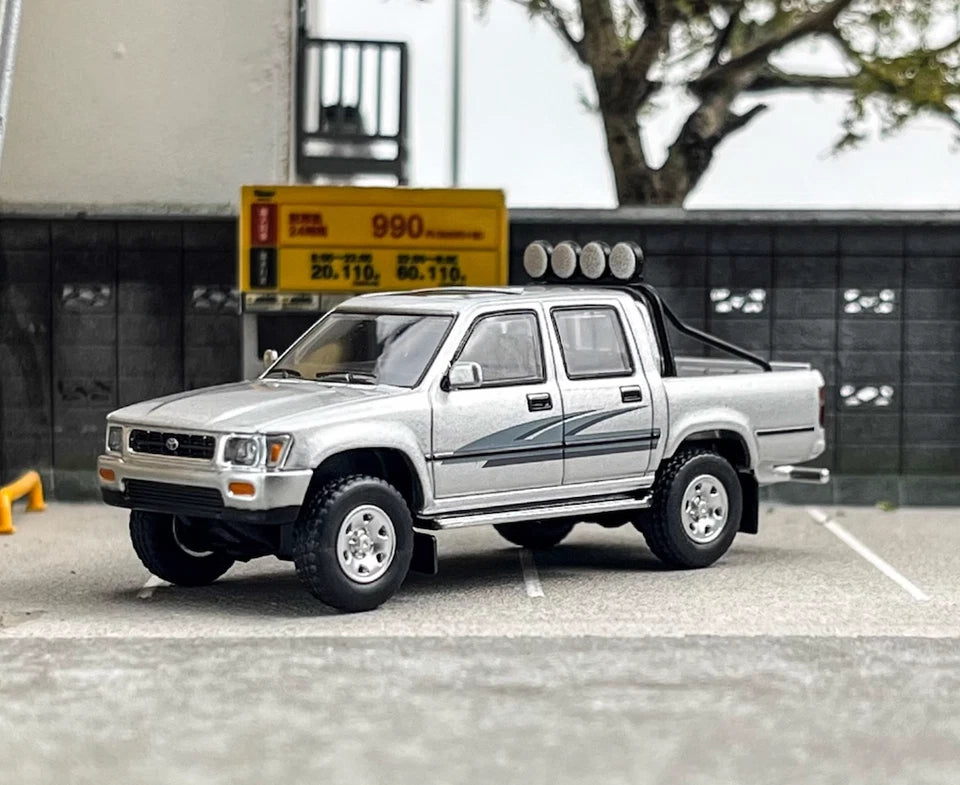 Toyota Hilux 4WD Die-Cast 1:64 – Plata (MASDI)